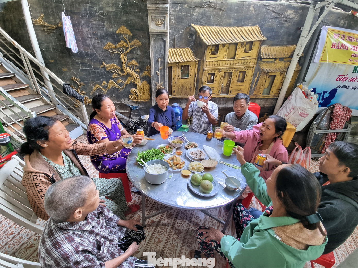 "Cả xóm hiện còn 17 người bệnh, chưa kể người nhà. Bữa cơm cuối năm còn thấy nhau đây là mừng lắm rồi, không nhắc chuyện buồn nữa. Mọi người nâng ly!", chị Nguyễn Thị Hà (quê huyện Nông Sơn, tỉnh Quảng Nam) khuấy động. Câu chuyện vui ở xóm trọ, tính cách từng người, ngày về quê ăn Tết, ngày ra lại Đà Nẵng... cứ thế vang lên khỏa lấp nỗi lo âu, buồn bã trong chiều cuối năm.