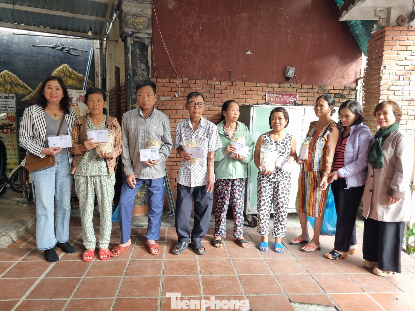 Với sự sẻ chia này, các bệnh nhân được động viên chiến đấu với bệnh tật, vừa có thêm một khoản nhỏ để mang về quê ăn Tết.