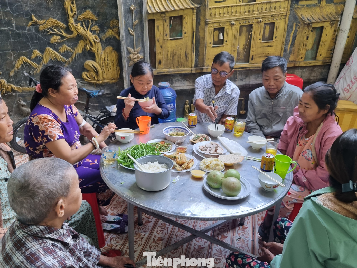 Mấy hôm nay đẹp trời, cả xóm thống nhất làm tất niên. Mỗi người góp 100.000 đồng, các cô còn khỏe đi chợ, nấu nướng, bày biện. Mâm cơm giản đơn với mấy món quen thuộc của người dân miền Trung: thịt gà bóp, thịt heo luộc, canh khổ qua, ram cuốn, đậu xào, rau sống, bánh tráng…