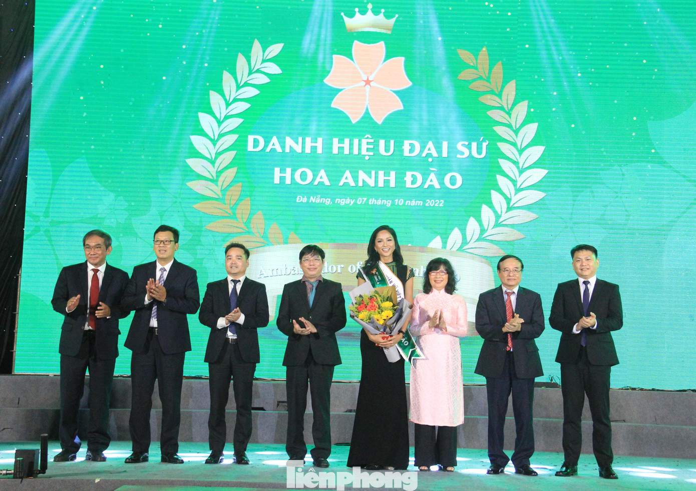 Trường Đại học Đông Á trao danh hiệu Đại sứ Hoa Anh đào cho Hoa hậu H’Hen Niê.