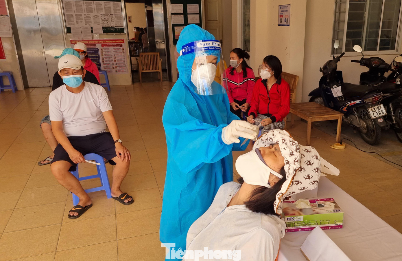 Người dân đi lấy mẫu xét nghiệm đại diện hộ gia đình trong những ngày "ai ở đâu ở yên đấy". Ảnh: Thanh Trần.