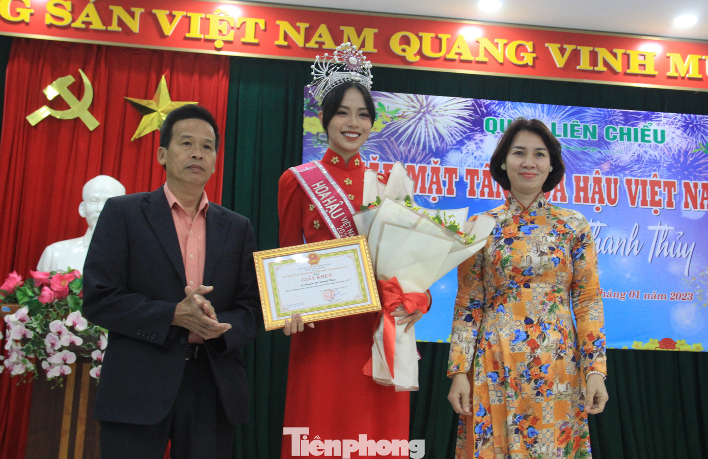 Chính quyền địa phương trao giấy khen và hoa chúc mừng Thanh Thủy.