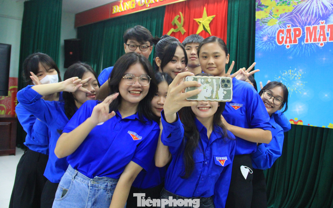 Các bạn đoàn viên thanh niên vây kín hoa hậu, thay nhau chụp hình lưu niệm.