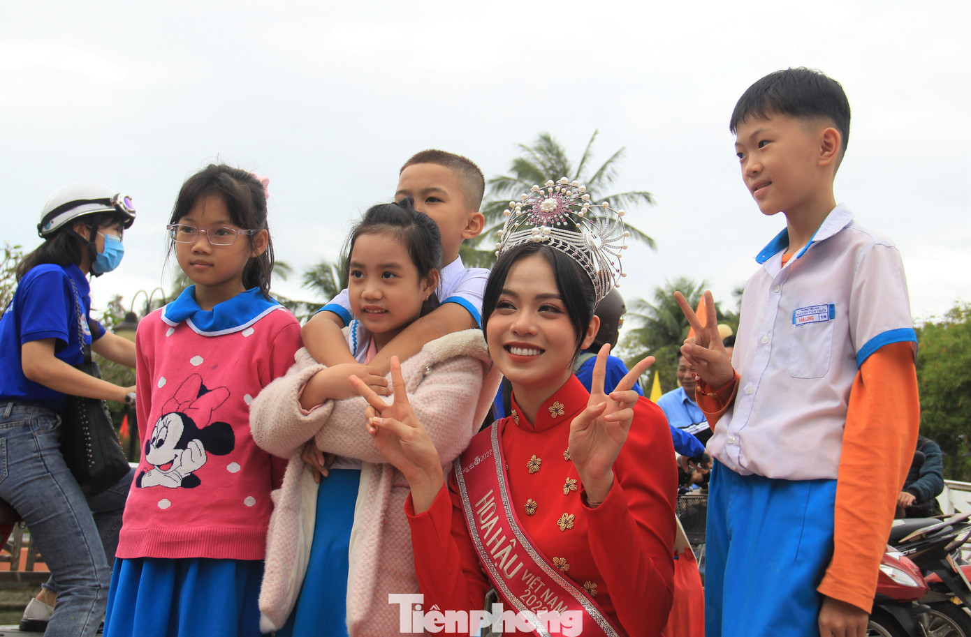Các em nhỏ tại Đà Nẵng chụp hình với hoa hậu. Thanh Thủy là cô gái thân thiện, nhiệt tình.