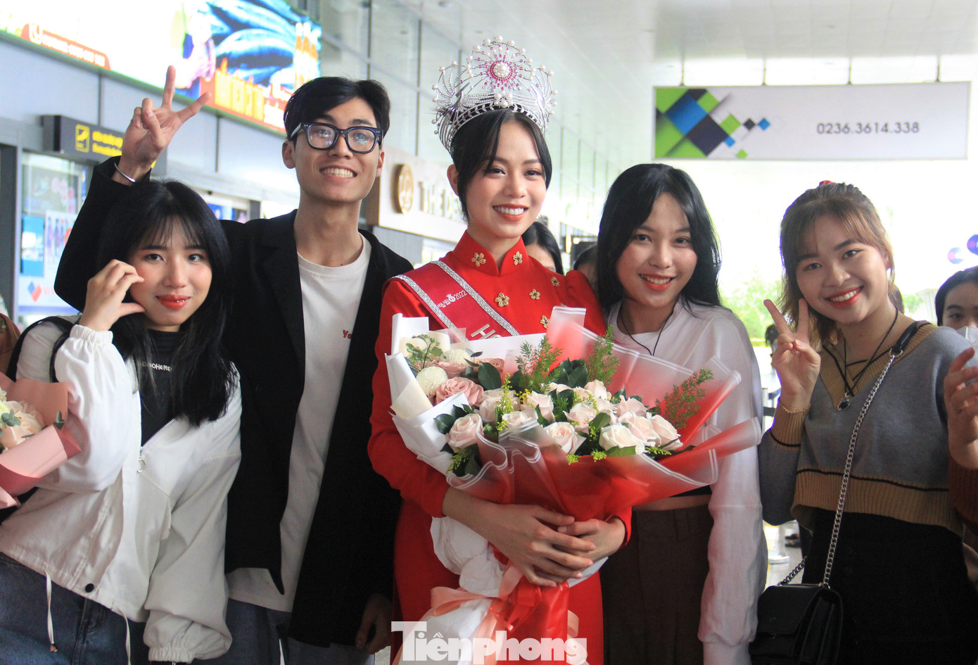 Nhóm bạn thân Hoa hậu Thanh Thủy. Các bạn chia sẻ rằng Thủy đăng quang là niềm tự hào cho cả nhóm.