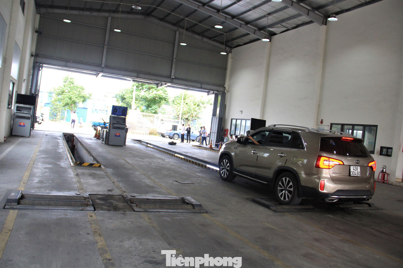 Hiện trung tâm chỉ duy trì 1 dây chuyền kiểm định do không đủ nhân lực. Hiện trung tâm chỉ duy trì 1 dây chuyền kiểm định do không đủ nhân lực.