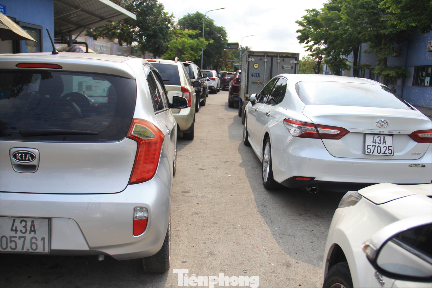 Xe nối nhau chờ kiểm định. Xe nối nhau chờ kiểm định.