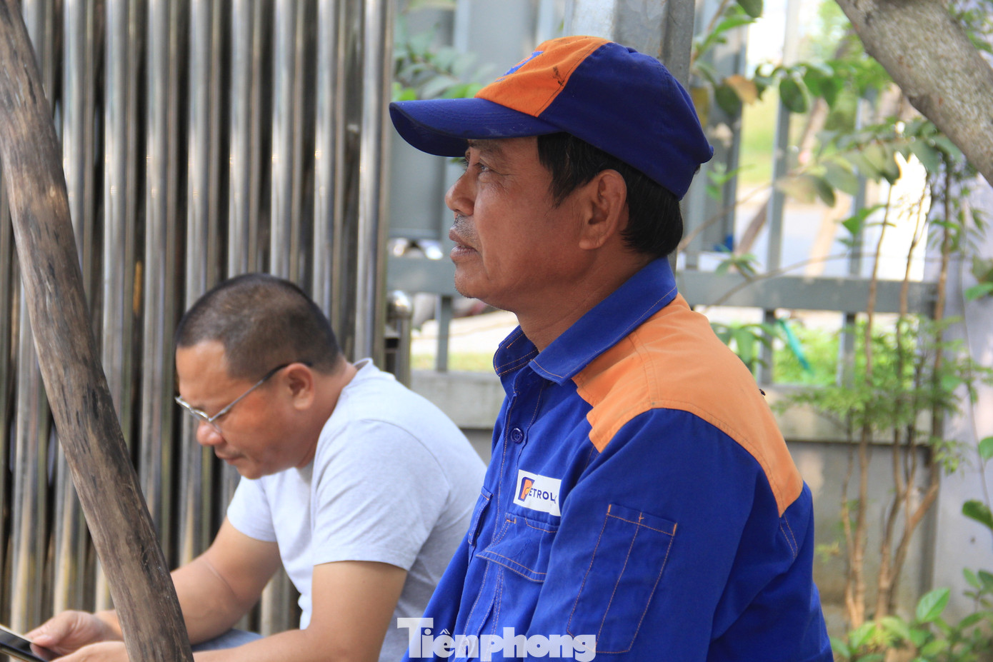 “Lần đầu 4 giờ sáng tôi lên xếp hàng, móc võng ngủ luôn trên xe vì quá mệt. Nhích suốt năm ngày mới tới lượt. Đưa xe vào khám thì không đạt phải chạy về sửa mất một tuần. Bây giờ đưa xe tới lại phải xếp hàng thêm hai ngày nữa. Vậy là gần nửa tháng trời mà cái xe vẫn chưa kiểm định xong”, ông Lê Văn Sơn mệt mỏi, và nói thêm, làm nghề lái xe 30 năm, chưa khi nào ông gặp tình trạng này. “Lần đầu 4 giờ sáng tôi lên xếp hàng, móc võng ngủ luôn trên xe vì quá mệt. Nhích suốt năm ngày mới tới lượt. Đưa xe vào khám thì không đạt phải chạy về sửa mất một tuần. Bây giờ đưa xe tới lại phải xếp hàng thêm hai ngày nữa. Vậy là gần nửa tháng trời mà cái xe vẫn chưa kiểm định xong”, ông Lê Văn Sơn mệt mỏi, và nói thêm, làm nghề lái xe 30 năm, chưa khi nào ông gặp tình trạng này.