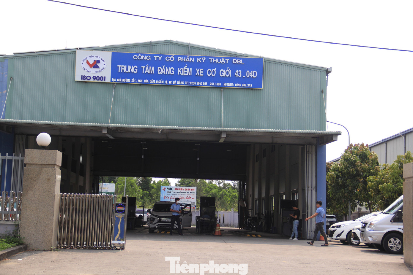 Trao đổi với PV Tiền Phong, ông Nguyễn Hữu Phúc - Phó Giám đốc Trung tâm đăng kiểm xe cơ giới 43- 04D, cho biết thời gian gần đây việc đăng kiểm tại trung tâm căng thẳng hơn, tài xế phải xếp hàng chờ đợi. Trao đổi với PV Tiền Phong, ông Nguyễn Hữu Phúc - Phó Giám đốc Trung tâm đăng kiểm xe cơ giới 43- 04D, cho biết thời gian gần đây việc đăng kiểm tại trung tâm căng thẳng hơn, tài xế phải xếp hàng chờ đợi.