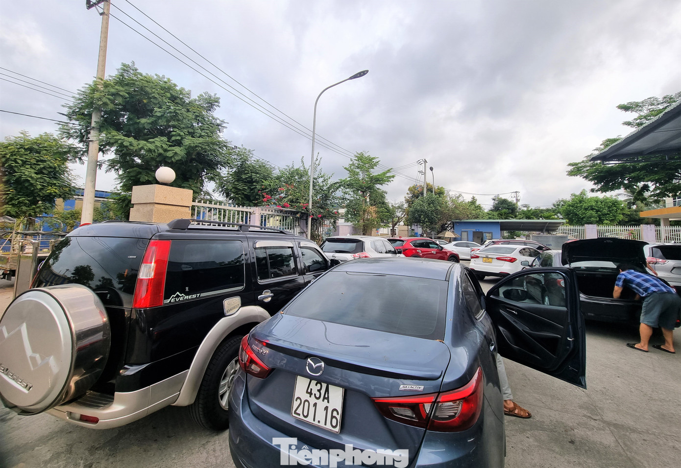 Ghi nhận sáng 8/4, tại Trung tâm đăng kiểm xe cơ giới 43- 04D (Khu công nghiệp Hòa Cầm, quận Cẩm Lệ), xe ô tô con ùn ứ trong sân. Ghi nhận sáng 8/4, tại Trung tâm đăng kiểm xe cơ giới 43- 04D (Khu công nghiệp Hòa Cầm, quận Cẩm Lệ), xe ô tô con ùn ứ trong sân.