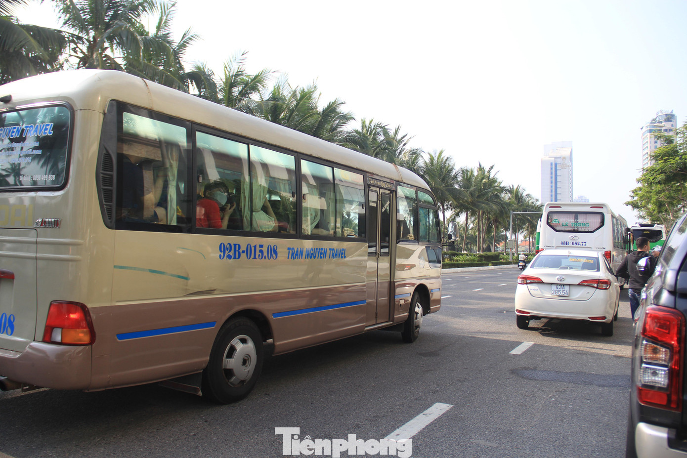 Ghi nhận của Tiền Phong, các tuyến đường Võ Nguyên Giáp, Hoàng Sa, Trường Sa ngày 10/4 nườm nượp xe chở du khách.