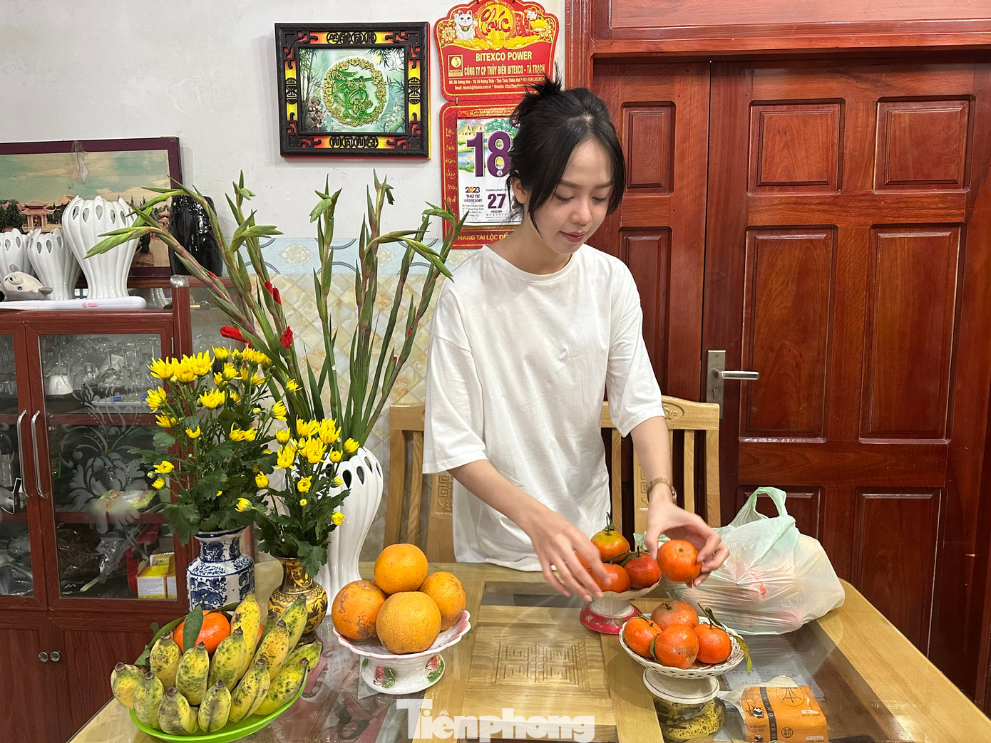 Hoa hậu chuẩn bị đĩa trái cây, lọ hoa... để cúng cuối năm. Thanh Thủy trải lòng rằng đây là cái Tết đặc biệt trong đời, bởi là Tết đầu tiên sau khi đăng quang. Và thời gian giành cho gia đình rất ít ỏi.