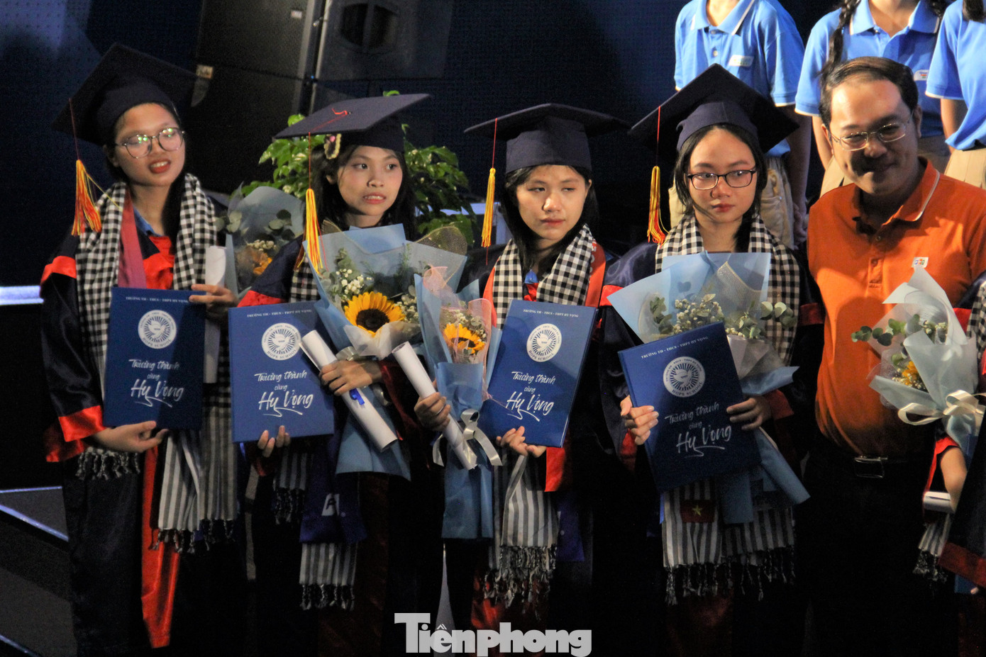 "Trưởng thành cùng Hy Vọng", ai cũng rưng rưng trong giây phút này. "Trưởng thành cùng Hy Vọng", ai cũng rưng rưng trong giây phút này.