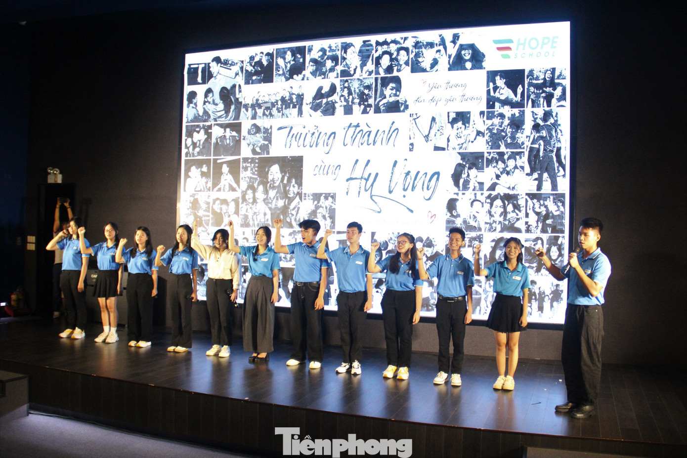 Anh Hoàng Quốc Quyền, Giám đốc dự án Trường Hy Vọng cho hay đây là những em học sinh có mặt ở trường từ những ngày đầu. Nhiều em khi mới đến đây vì quá xa lạ một hai đòi về, nhưng các thầy cô đã động viên ở lại, cùng kề vai sát cánh, chia sẻ nỗi đau thương, hỗ trợ các em có một môi trường tốt nhất để sinh sống, học tập và hy vọng. Ảnh: Thanh Hiền. Anh Hoàng Quốc Quyền, Giám đốc dự án Trường Hy Vọng cho hay đây là những em học sinh có mặt ở trường từ những ngày đầu. Nhiều em khi mới đến đây vì quá xa lạ một hai đòi về, nhưng các thầy cô đã động viên ở lại, cùng kề vai sát cánh, chia sẻ nỗi đau thương, hỗ trợ các em có một môi trường tốt nhất để sinh sống, học tập và hy vọng. Ảnh: Thanh Hiền.