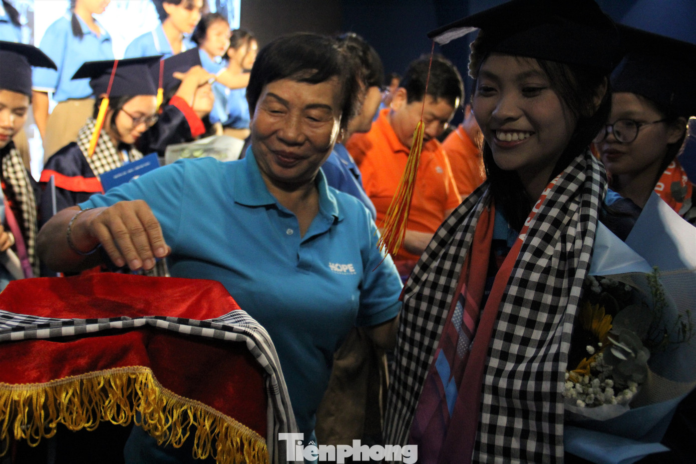 Những đau thương gác lại, các em bước tiếp một hành trình mới. Các em từng không dám nghĩ tới một buổi lễ trưởng thành như hôm nay, khi bố, mẹ, người thân mất, cuộc sống muôn vàn khó khăn, con đường đến trường bao chông gai. Những đau thương gác lại, các em bước tiếp một hành trình mới. Các em từng không dám nghĩ tới một buổi lễ trưởng thành như hôm nay, khi bố, mẹ, người thân mất, cuộc sống muôn vàn khó khăn, con đường đến trường bao chông gai.