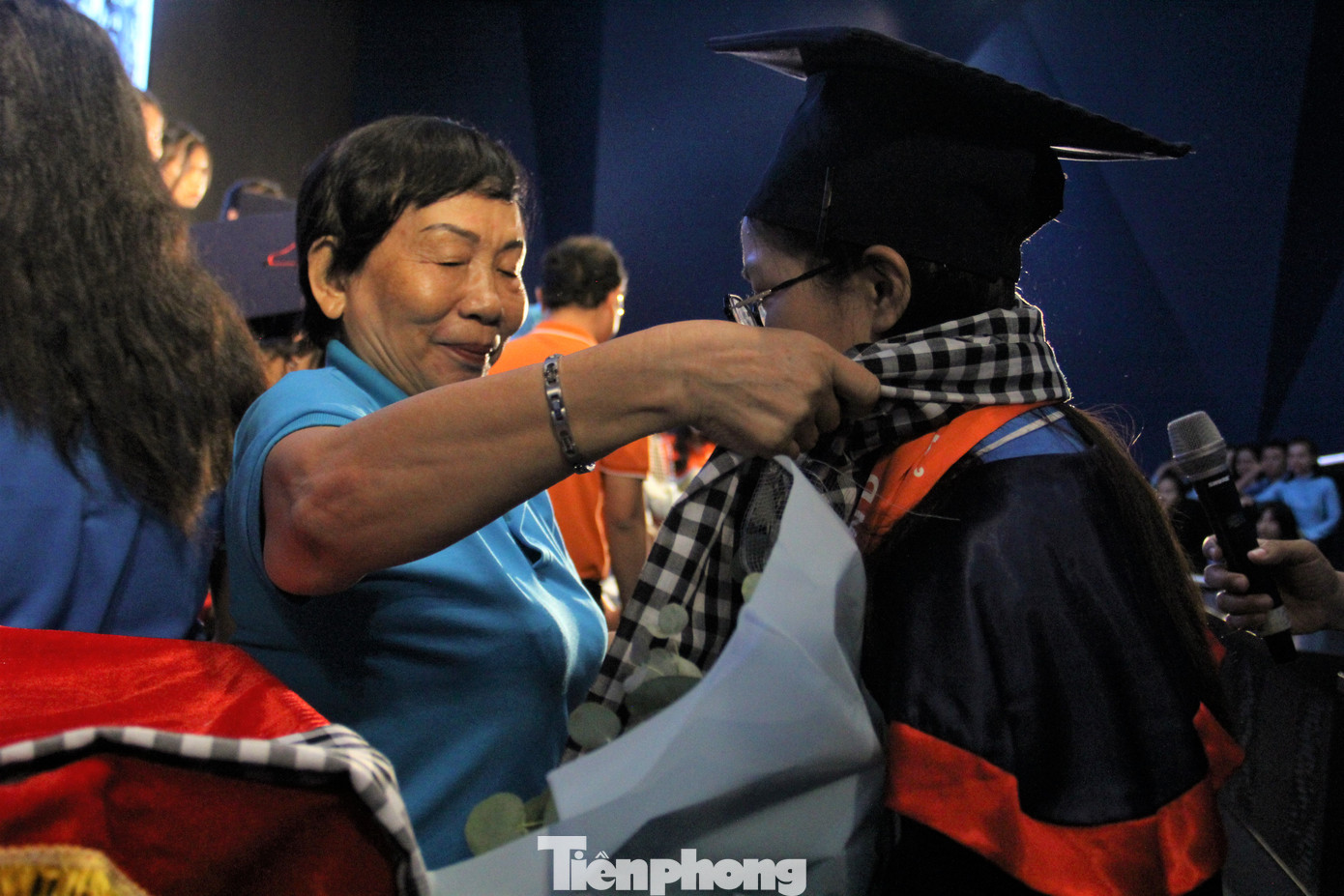 Những đau thương gác lại, các em bước tiếp một hành trình mới. Các em từng không dám nghĩ tới một buổi lễ trưởng thành như hôm nay, khi bố, mẹ, người thân mất, cuộc sống muôn vàn khó khăn, con đường đến trường bao chông gai. Những đau thương gác lại, các em bước tiếp một hành trình mới. Các em từng không dám nghĩ tới một buổi lễ trưởng thành như hôm nay, khi bố, mẹ, người thân mất, cuộc sống muôn vàn khó khăn, con đường đến trường bao chông gai.