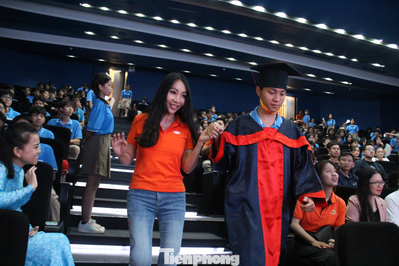 Từ chỗ chới với vì mất người thân, gia đình tan tác do dịch bệnh, tưởng chừng sóng gió từ đó vây quanh cuộc đời các em. Không ai nghĩ có một nơi chào đón, nuôi dạy, đồng hành cho tới hôm nay. Những đôi tay nắm chặt, cùng các em đi qua một hành trình dài đến khi các em trưởng thành. Từ chỗ chới với vì mất người thân, gia đình tan tác do dịch bệnh, tưởng chừng sóng gió từ đó vây quanh cuộc đời các em. Không ai nghĩ có một nơi chào đón, nuôi dạy, đồng hành cho tới hôm nay. Những đôi tay nắm chặt, cùng các em đi qua một hành trình dài đến khi các em trưởng thành.