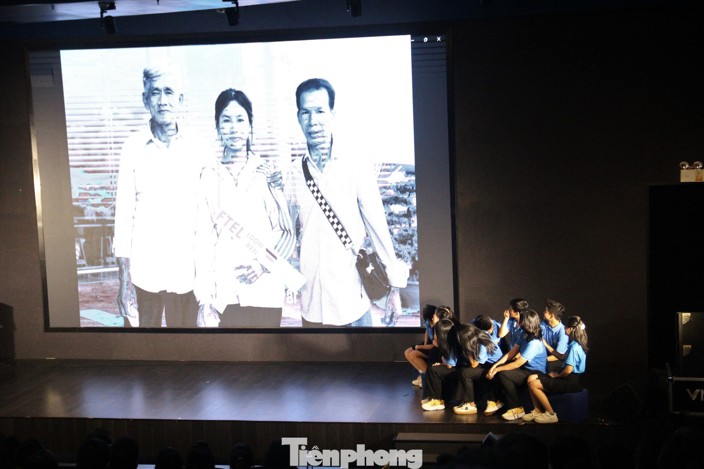 Cùng nhìn lại những ngày đầu mới rời quê vào mái nhà chung Hy Vọng. Huỳnh Tấn Quốc chia sẻ từng không muốn vào đây, nhưng rồi Quốc nghĩ nếu mình cứ sống một cuộc sống như vậy thì chẳng bao giờ tiến xa hơn được. “Em chấp nhận bỏ lại tất cả để ra Đà Nẵng. Hai ngày đầu, em chịu không nổi và gọi điện cho mẹ rằng mẹ ơi con muốn đi về. Nhưng mẹ khuyên em cố gắng, động viên em”. Cậu học trò non nớt trong vòng tay yêu thương của những thầy cô trường Hy Vọng đã vượt qua chuỗi ngày chới với, dần tìm thấy niềm vui ở mái nhà chung này. “Em biết ơn thầy cô và tất cả mọi người ở đây, tuy không cùng máu mủ nhưng những gì thầy cô làm cho em rất to lớn. Có những khi em khóc, em ốm, thầy cô đã chăm sóc em, những việc đó trước đây chỉ có mẹ em làm”, Quốc không kìm được nước mắt. Cùng nhìn lại những ngày đầu mới rời quê vào mái nhà chung Hy Vọng. Huỳnh Tấn Quốc chia sẻ từng không muốn vào đây, nhưng rồi Quốc nghĩ nếu mình cứ sống một cuộc sống như vậy thì chẳng bao giờ tiến xa hơn được. “Em chấp nhận bỏ lại tất cả để ra Đà Nẵng. Hai ngày đầu, em chịu không nổi và gọi điện cho mẹ rằng mẹ ơi con muốn đi về. Nhưng mẹ khuyên em cố gắng, động viên em”. Cậu học trò non nớt trong vòng tay yêu thương của những thầy cô trường Hy Vọng đã vượt qua chuỗi ngày chới với, dần tìm thấy niềm vui ở mái nhà chung này. “Em biết ơn thầy cô và tất cả mọi người ở đây, tuy không cùng máu mủ nhưng những gì thầy cô làm cho em rất to lớn. Có những khi em khóc, em ốm, thầy cô đã chăm sóc em, những việc đó trước đây chỉ có mẹ em làm”, Quốc không kìm được nước mắt.