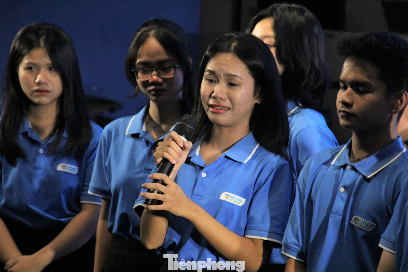 Nhắc đến mẹ, Nhã Trân mếu máo rằng khó có thể chấp nhận được sự thật mẹ mất. Đêm nào Trân cũng khóc, ba vào thì giả vờ ngủ. “Thế giới của em như sụp đổ khi mẹ không còn. Em không bao giờ nghĩ em sẽ được như ngày hôm nay, em chỉ muốn nói với mẹ em đã thay đổi, cứng rắn lên rất nhiều và muốn mẹ biết được điều đó”, Trân vỡ òa. Trân bày tỏ lòng biết ơn vô hạn với ngôi trường Hy Vọng vì đã cho em một cơ hội lớn trong cơn bĩ cực cuộc đời. Nhắc đến mẹ, Nhã Trân mếu máo rằng khó có thể chấp nhận được sự thật mẹ mất. Đêm nào Trân cũng khóc, ba vào thì giả vờ ngủ. “Thế giới của em như sụp đổ khi mẹ không còn. Em không bao giờ nghĩ em sẽ được như ngày hôm nay, em chỉ muốn nói với mẹ em đã thay đổi, cứng rắn lên rất nhiều và muốn mẹ biết được điều đó”, Trân vỡ òa. Trân bày tỏ lòng biết ơn vô hạn với ngôi trường Hy Vọng vì đã cho em một cơ hội lớn trong cơn bĩ cực cuộc đời.