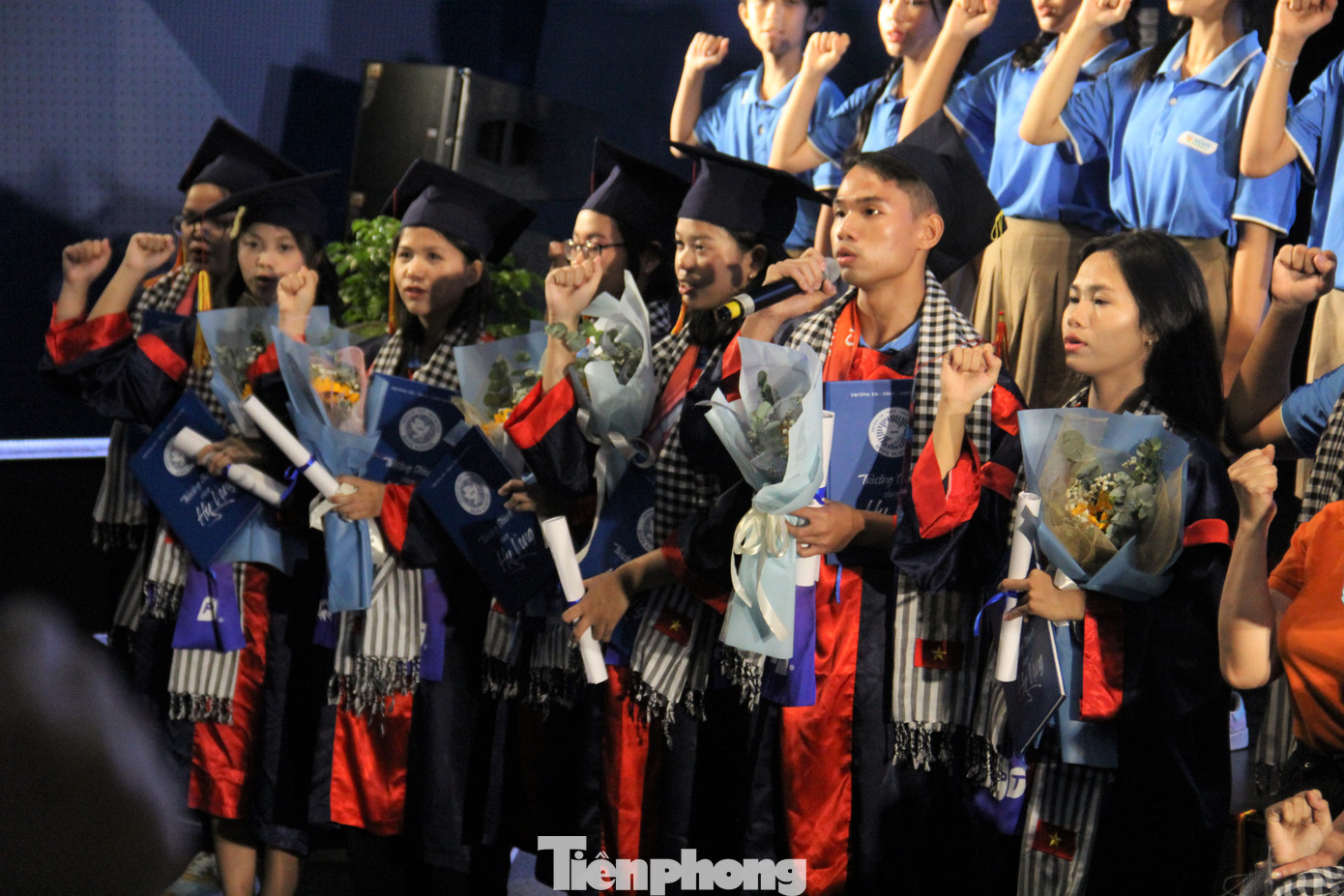 Nhìn “đàn con” trên sân khấu, anh Quyền an ủi hôm nay làm lễ trưởng thành, từ ngày mai là những người đã trưởng thành rồi nên cứ khóc hết hôm nay. Ngày mai nhất định phải mạnh mẽ và sống tốt hơn nữa. Nhìn “đàn con” trên sân khấu, anh Quyền an ủi hôm nay làm lễ trưởng thành, từ ngày mai là những người đã trưởng thành rồi nên cứ khóc hết hôm nay. Ngày mai nhất định phải mạnh mẽ và sống tốt hơn nữa.