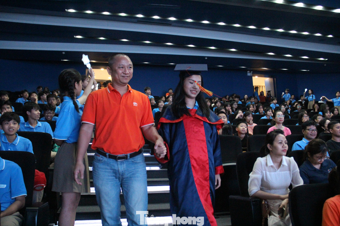 Từ chỗ chới với vì mất người thân, gia đình tan tác do dịch bệnh, tưởng chừng sóng gió từ đó vây quanh cuộc đời các em. Không ai nghĩ có một nơi chào đón, nuôi dạy, đồng hành cho tới hôm nay. Những đôi tay nắm chặt, cùng các em đi qua một hành trình dài đến khi các em trưởng thành. Từ chỗ chới với vì mất người thân, gia đình tan tác do dịch bệnh, tưởng chừng sóng gió từ đó vây quanh cuộc đời các em. Không ai nghĩ có một nơi chào đón, nuôi dạy, đồng hành cho tới hôm nay. Những đôi tay nắm chặt, cùng các em đi qua một hành trình dài đến khi các em trưởng thành.