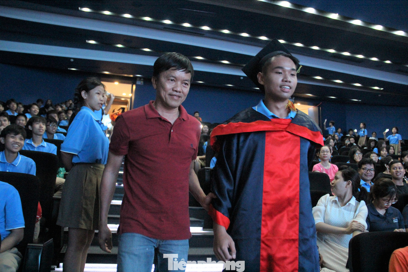 Từ chỗ chới với vì mất người thân, gia đình tan tác do dịch bệnh, tưởng chừng sóng gió từ đó vây quanh cuộc đời các em. Không ai nghĩ có một nơi chào đón, nuôi dạy, đồng hành cho tới hôm nay. Những đôi tay nắm chặt, cùng các em đi qua một hành trình dài đến khi các em trưởng thành. Từ chỗ chới với vì mất người thân, gia đình tan tác do dịch bệnh, tưởng chừng sóng gió từ đó vây quanh cuộc đời các em. Không ai nghĩ có một nơi chào đón, nuôi dạy, đồng hành cho tới hôm nay. Những đôi tay nắm chặt, cùng các em đi qua một hành trình dài đến khi các em trưởng thành.