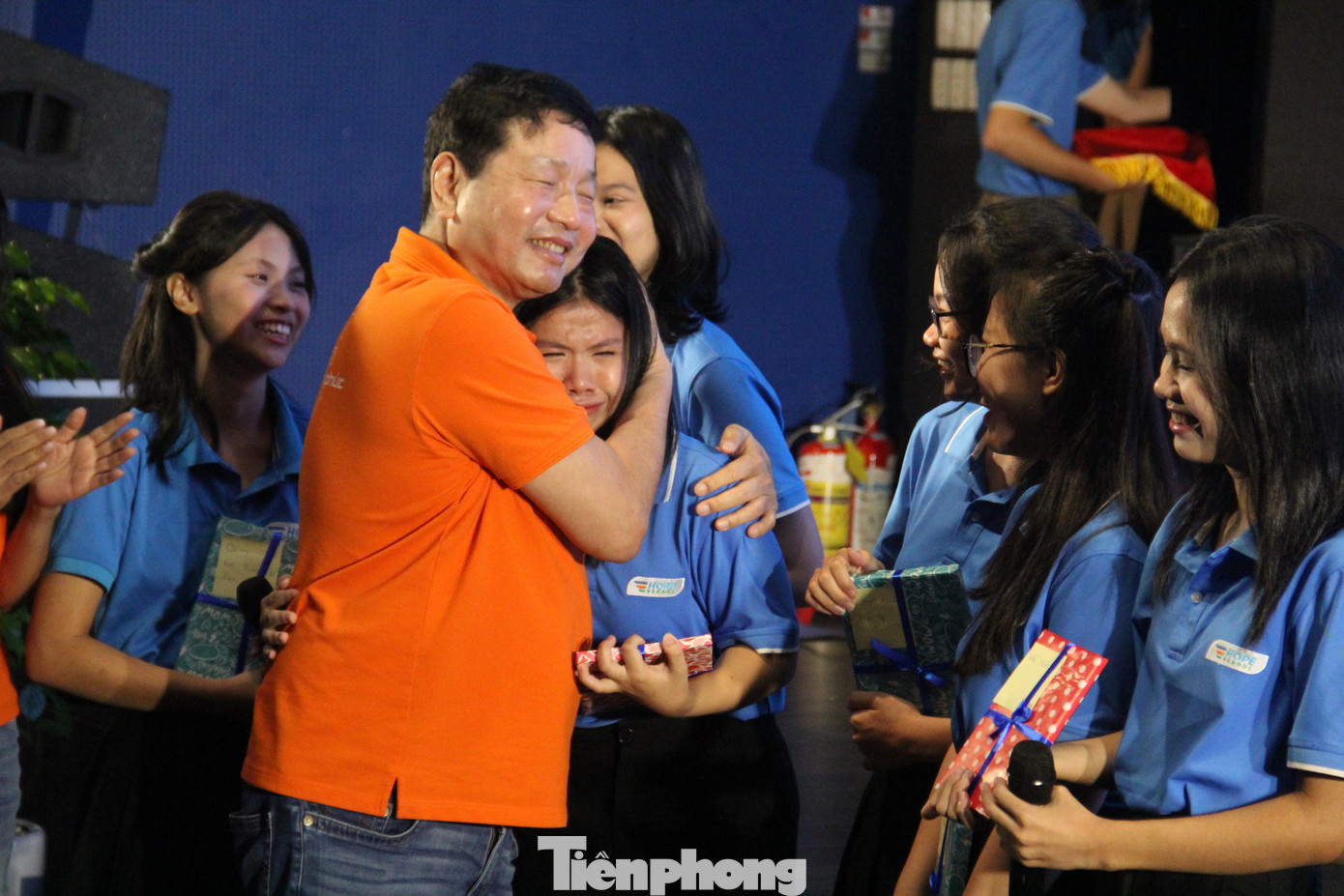 Ông Trương Gia Bình, Chủ tịch Hội đồng quản trị Tập đoàn FPT nhắn nhủ: "Cuộc đời nhiều sóng gió, có thể quật ngã các con lúc nào đó, nhưng các con hãy nhớ các con có đôi cánh của sức mạnh, yêu thương, hy vọng. Dù các con có rời tổ, xa trường đi nữa thì sức mạnh ấy mãi mãi cùng các con". Ông Trương Gia Bình, Chủ tịch Hội đồng quản trị Tập đoàn FPT nhắn nhủ: "Cuộc đời nhiều sóng gió, có thể quật ngã các con lúc nào đó, nhưng các con hãy nhớ các con có đôi cánh của sức mạnh, yêu thương, hy vọng. Dù các con có rời tổ, xa trường đi nữa thì sức mạnh ấy mãi mãi cùng các con".