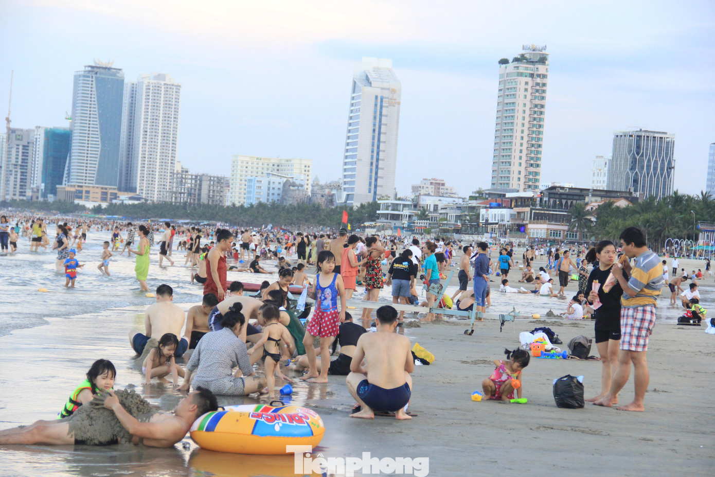 Chị Nguyễn Thị Hoa (quận Cẩm Lệ, Đà Nẵng) cho hay, cả tuần qua hầu như ngày nào gia đình chị cũng đi tắm biển dù di chuyển gần 20km. "Sau giờ làm, vợ chồng tôi cho con ra đây vui chơi, tắm thoả thích đến khi trời tối mới về vì suốt cả ngày trời quá nắng nóng, các cháu ở trong phòng điều hoà chẳng dám đi đâu", chị nói.