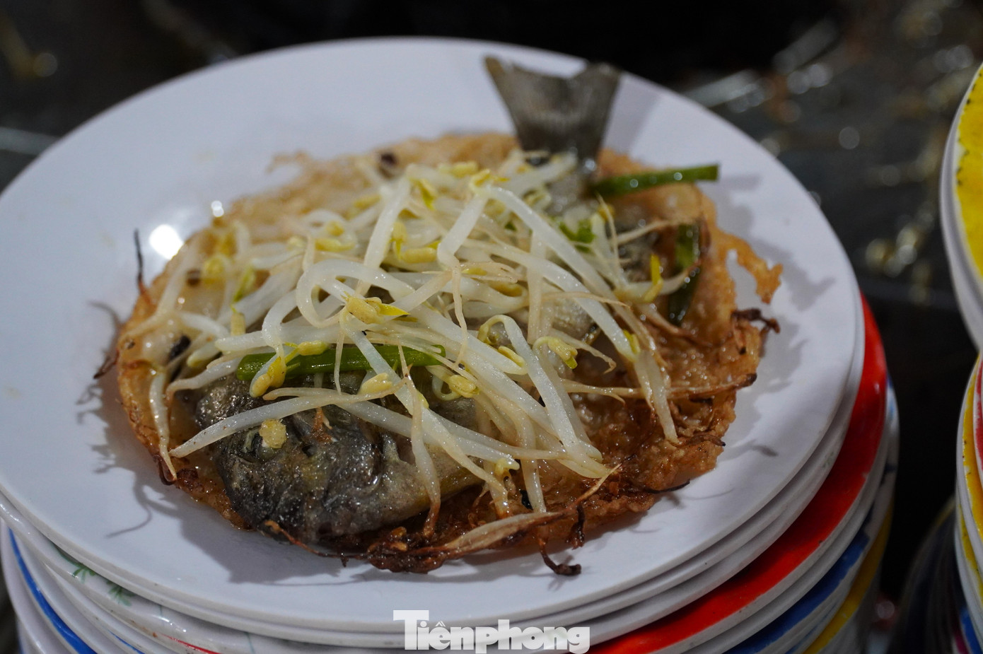 Mỗi chiếc bánh xèo cá kình, cá dìa dao động từ 10.000 - 20.000 đồng, ăn kèm với rau sống, nước mắm. Anh Mai Văn Thành (Đà Nẵng) đánh giá đây là món bánh xèo ngon nhất trước tới nay anh từng ăn. “Bánh nóng giòn, cá vừa to vừa tươi rất ngọt thịt, ăn cùng nước mắm cay cay thật sự quá ngon. Chưa kể giá lại rẻ, cả nhà tôi 4 người lớn ăn khoảng 300.000 đồng no căng bụng”, anh nói.