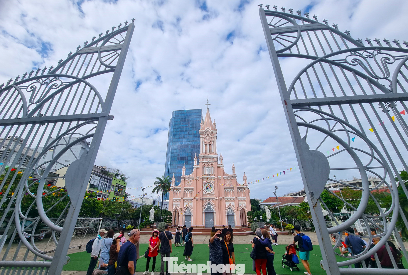 Nhà thờ chính tòa Đà Nẵng, thường được gọi là Nhà thờ Con Gà đang tất bật chuẩn bị cây thông Noel cho đại lễ. Đây là nơi du khách chen chân mỗi mùa Noel.