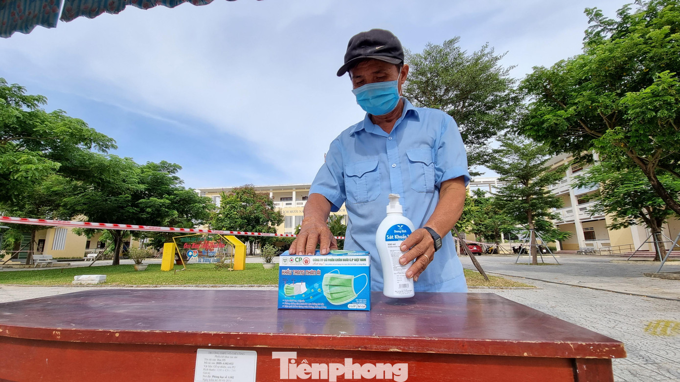 Các thí sinh sẽ phải kiểm tra thân nhiệt, sát khuẩn tay, thay khẩu trang y tế mới. Các thí sinh sẽ phải kiểm tra thân nhiệt, sát khuẩn tay, thay khẩu trang y tế mới.