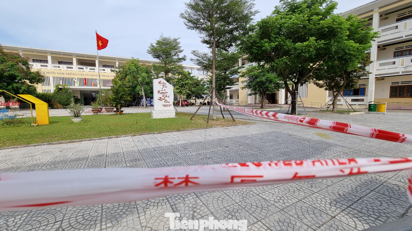 Điểm thi này phân luồng ngay khi vào cổng. Thí sinh F1, F2 đi một lối riêng, thí sinh ở khu vực cách ly y tế đi một lối riêng. Điểm thi này phân luồng ngay khi vào cổng. Thí sinh F1, F2 đi một lối riêng, thí sinh ở khu vực cách ly y tế đi một lối riêng.