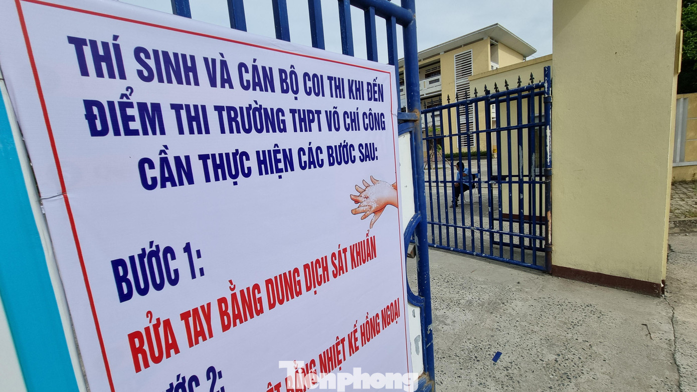 Thí sinh, cán bộ coi thi phải thực hiện các biện pháp phòng chống dịch trước khi vào trường. Thí sinh, cán bộ coi thi phải thực hiện các biện pháp phòng chống dịch trước khi vào trường.