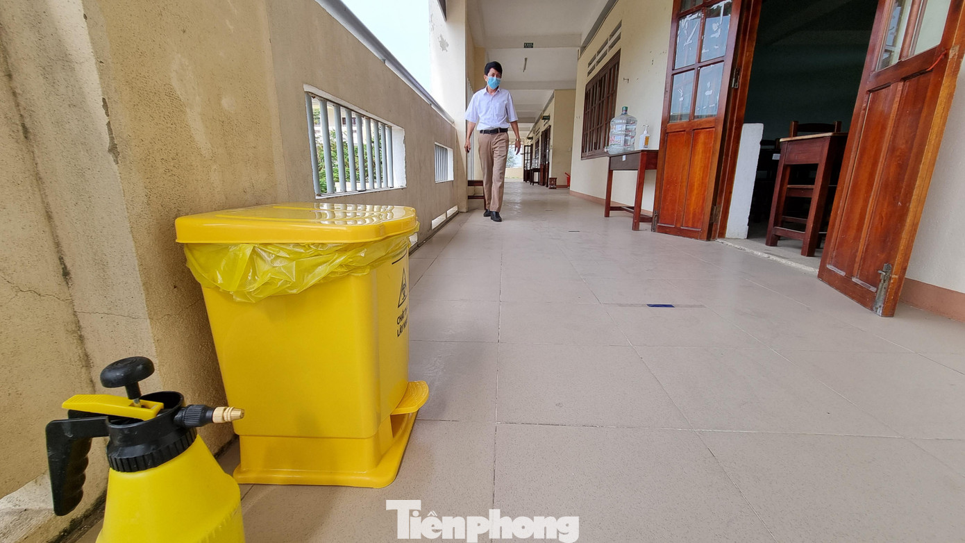 Khác với những điểm thi khác, vật dụng từ các thí sinh vứt bỏ vào thùng rác sẽ được khử khuẩn ngay lập tức. Khác với những điểm thi khác, vật dụng từ các thí sinh vứt bỏ vào thùng rác sẽ được khử khuẩn ngay lập tức.