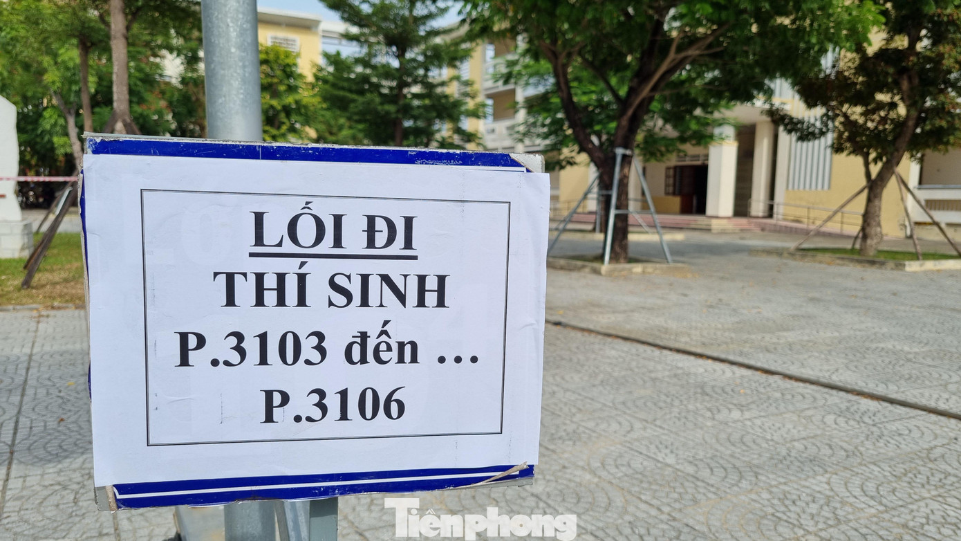 Thí sinh sẽ đi vào khu vực thi theo hướng dẫn trên bảng. Thí sinh sẽ đi vào khu vực thi theo hướng dẫn trên bảng.