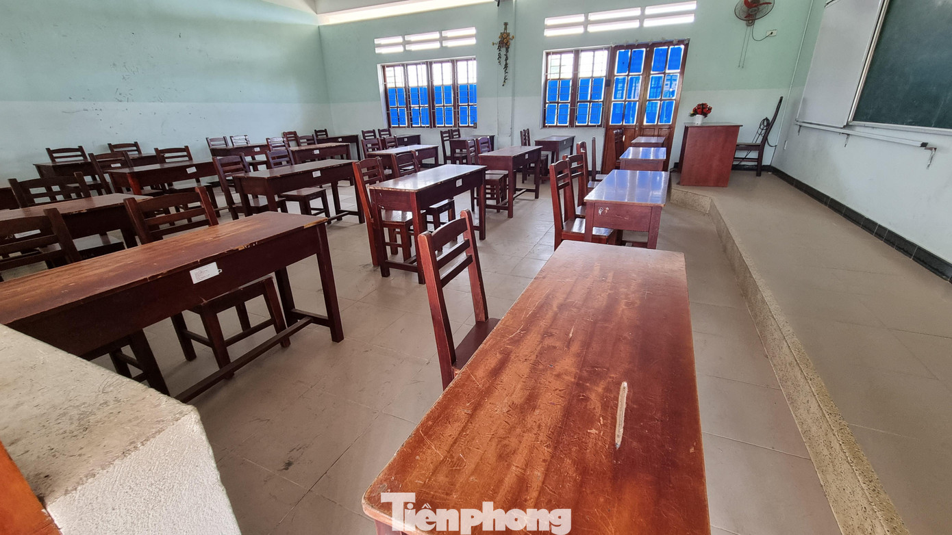 Thầy Nguyễn Văn Đông, Trưởng điểm thi cho hay tại đây có 6 phòng thi, trong đó 4 phòng cho thí sinh khu vực cách ly, 2 phòng cho các thí sinh F1, F2. Mỗi nhóm đối tượng ngồi một phòng, mỗi phòng không quá 12 em. Thầy Nguyễn Văn Đông, Trưởng điểm thi cho hay tại đây có 6 phòng thi, trong đó 4 phòng cho thí sinh khu vực cách ly, 2 phòng cho các thí sinh F1, F2. Mỗi nhóm đối tượng ngồi một phòng, mỗi phòng không quá 12 em.