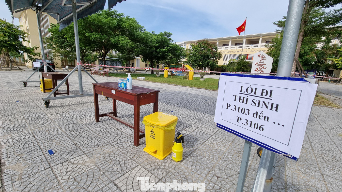 Ông Nguyễn Trần Minh Thành - Phó giám đốc Sở GD&ĐT TP Đà Nẵng cho biết thêm, những người làm công tác thi tại điểm thi có thí sinh thuộc diện F đều được trang bị trang phục bảo hộ, tập huấn kĩ các biện pháp phòng, chống dịch. Ông Nguyễn Trần Minh Thành - Phó giám đốc Sở GD&ĐT TP Đà Nẵng cho biết thêm, những người làm công tác thi tại điểm thi có thí sinh thuộc diện F đều được trang bị trang phục bảo hộ, tập huấn kĩ các biện pháp phòng, chống dịch.