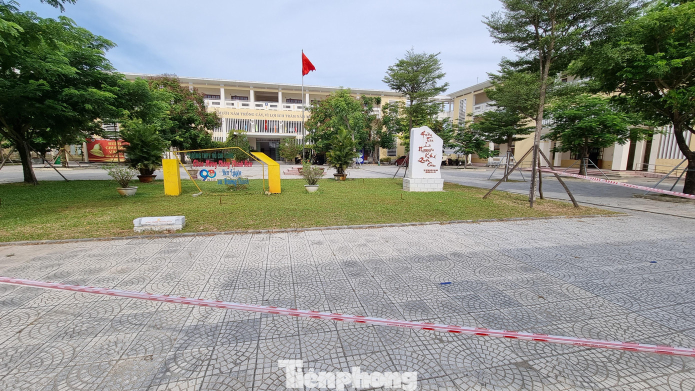 Thầy Đông cho biết thêm, các thí sinh được đưa đón từ nơi ở hoặc nơi cách ly y tế đến điểm thi và ngược lại. Nếu thí sinh có nhu cầu, lực lượng chức năng sẽ hỗ trợ thức ăn, nước uống, chỗ nghỉ ngơi… tại điểm thi. Thầy Đông cho biết thêm, các thí sinh được đưa đón từ nơi ở hoặc nơi cách ly y tế đến điểm thi và ngược lại. Nếu thí sinh có nhu cầu, lực lượng chức năng sẽ hỗ trợ thức ăn, nước uống, chỗ nghỉ ngơi… tại điểm thi.