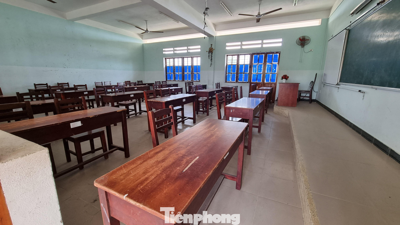 Từng nhóm thí sinh được bố trí ngồi theo từng phòng riêng, mỗi phòng không quá 12 em. Thầy Đông cho biết thêm, nếu thí sinh có nhu cầu, lực lượng chức năng sẽ hỗ trợ thức ăn, nước uống, chỗ nghỉ ngơi… tại trường trong ngày thi cho các em.