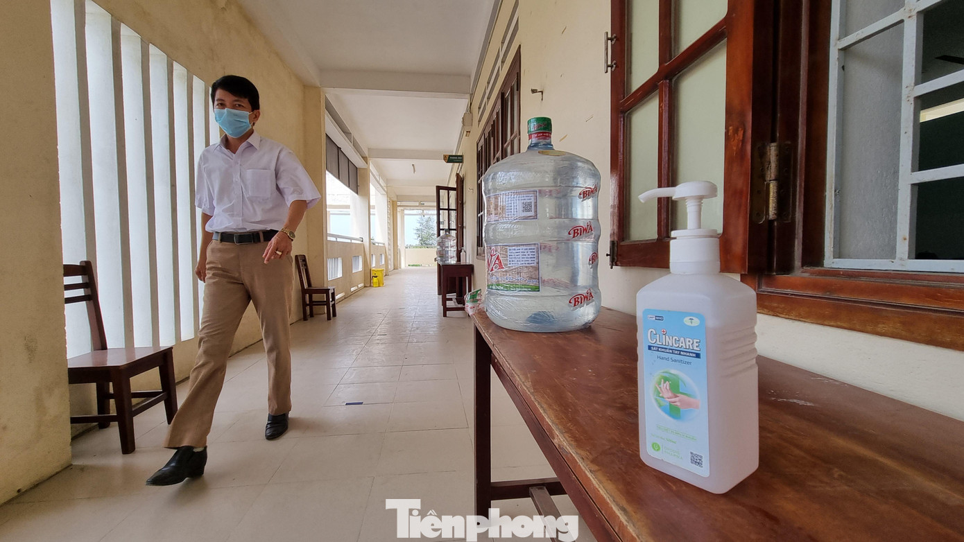 Trước các phòng đều trang bị sát khuẩn, nước uống đầy đủ. Trước các phòng đều trang bị sát khuẩn, nước uống đầy đủ.