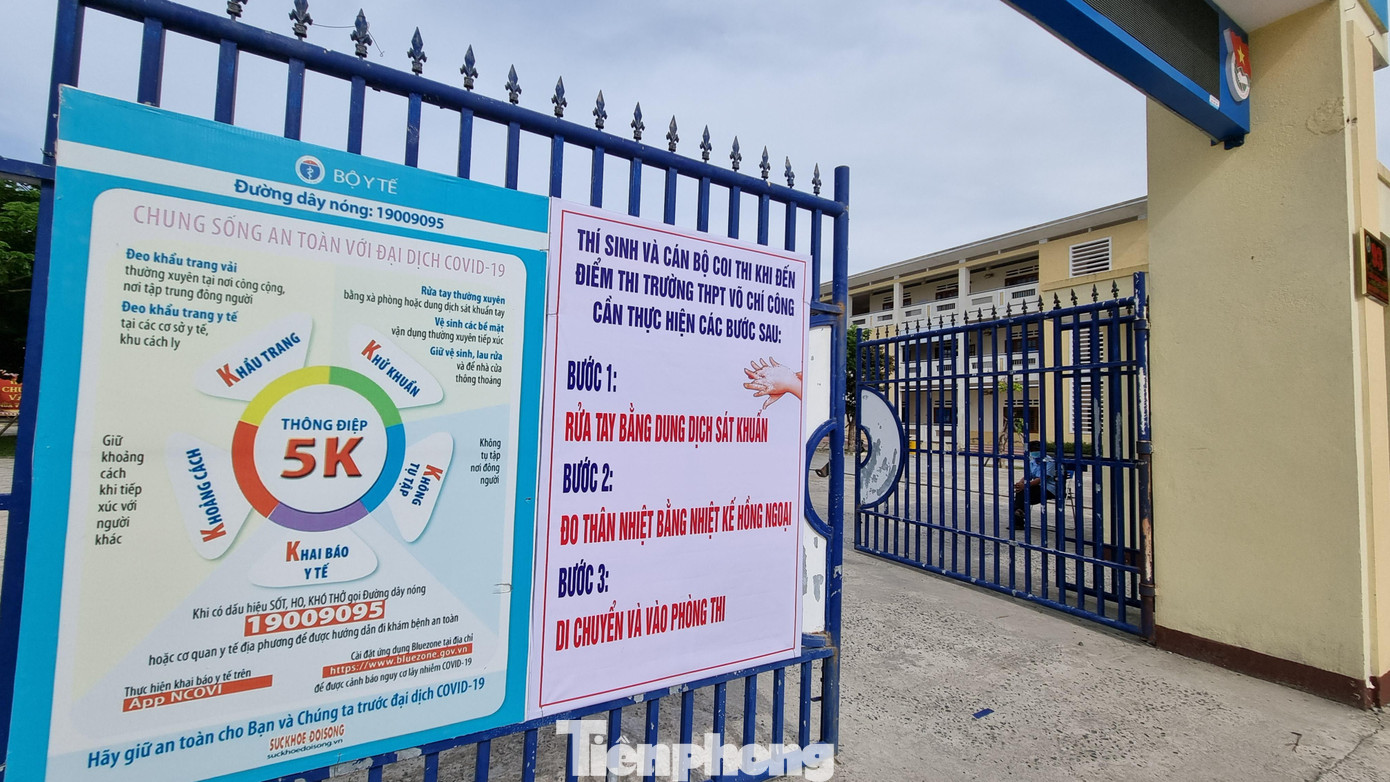 “Đây là điểm thi đặc biệt, yêu cầu mọi người phải mang trang phục bảo hộ. Tuy vất vả và nóng bức nhưng mọi người vẫn sẵn sàng vì so với lực lượng tuyến đầu thì không là gì cả. Riêng với cán bộ coi thi phòng thi thí sinh F1, sau khi thi xong sẽ về nhà và cách ly tại nhà, không được coi thi các buổi khác”, thầy Đông nói.