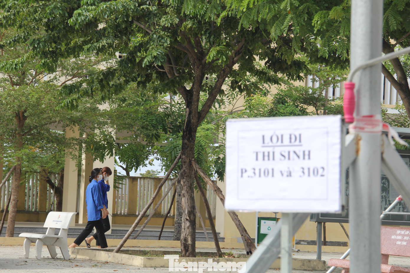 Điểm thi này có 60 cán bộ, tình nguyên viên phục vụ các thí sinh dự thi. Điểm thi này có 60 cán bộ, tình nguyên viên phục vụ các thí sinh dự thi.