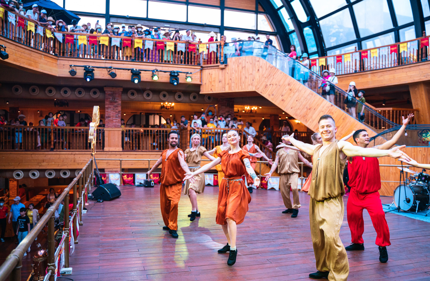 Khu du lịch Bà Nà Hill những ngày cuối dịp lễ vẫn đông đúc, tuy nhiên du khách dành phần lớn thời gian để vui chơi, xem phim, biểu diễn nghệ thuật… trong nhà vì trời mưa, lạnh. Khu du lịch Bà Nà Hill những ngày cuối dịp lễ vẫn đông đúc, tuy nhiên du khách dành phần lớn thời gian để vui chơi, xem phim, biểu diễn nghệ thuật… trong nhà vì trời mưa, lạnh.