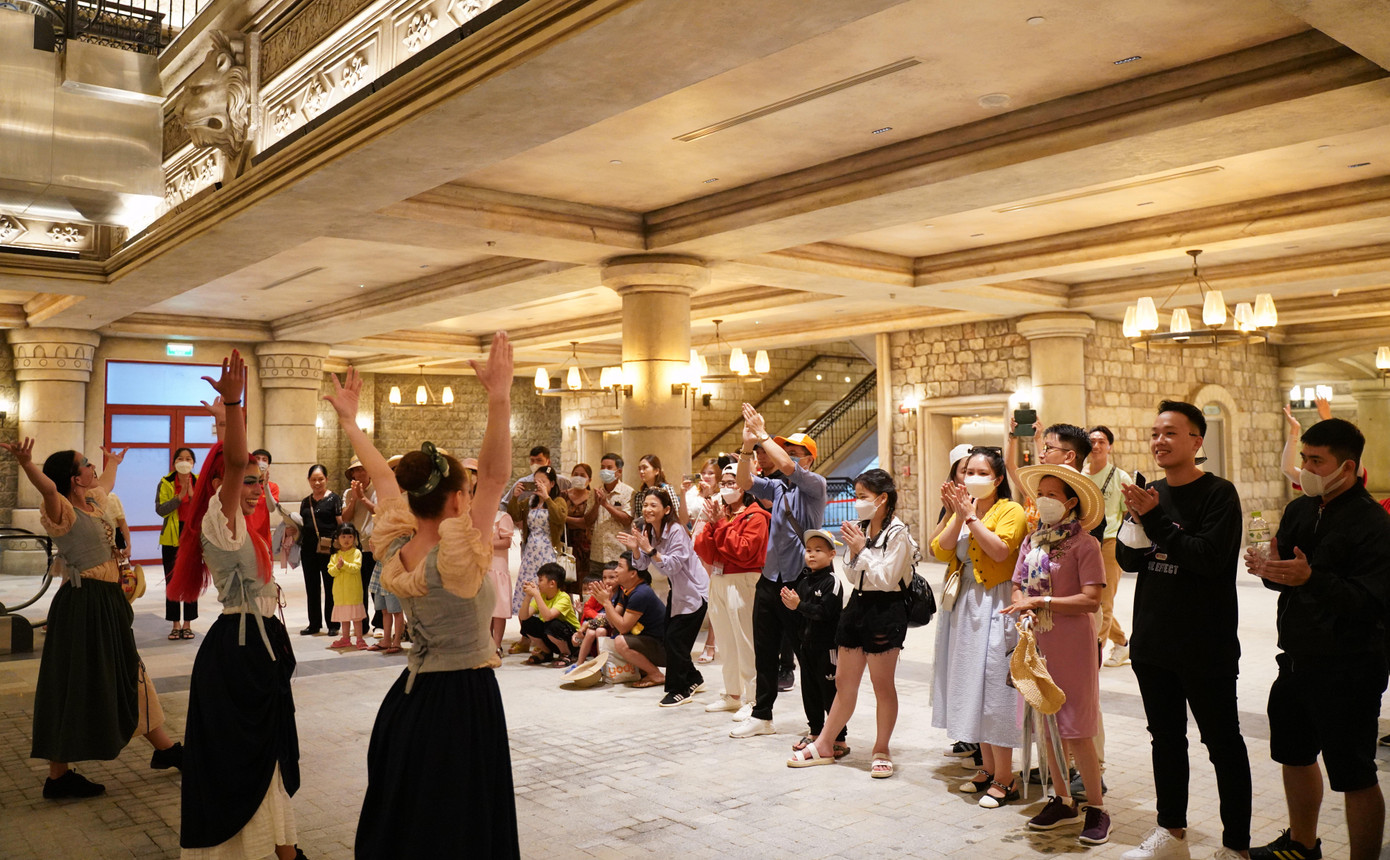 Du khách xem một tiết mục biểu diễn trong nhà tại khu du lịch Bà Nà Hill. Du khách xem một tiết mục biểu diễn trong nhà tại khu du lịch Bà Nà Hill.