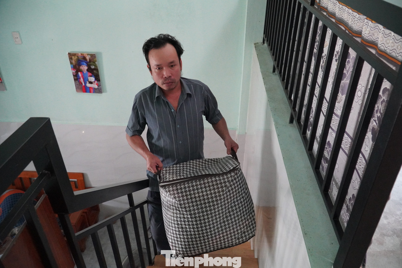 Cách đó không xa, nhà anh Võ Anh Tuấn (tổ 36, phường Hòa Khánh Nam) cũng đã thu dọn hết quần áo, những bộ ít mặc cho vào túi chuyển lên gác lửng. Hai năm trước, con gái anh lúc đó 16 tuổi đã mất khi nước lũ đổ về trong đêm. Nay mỗi mùa mưa bão, nỗi sợ và nỗi mất mát lại ám ảnh cả gia đình.