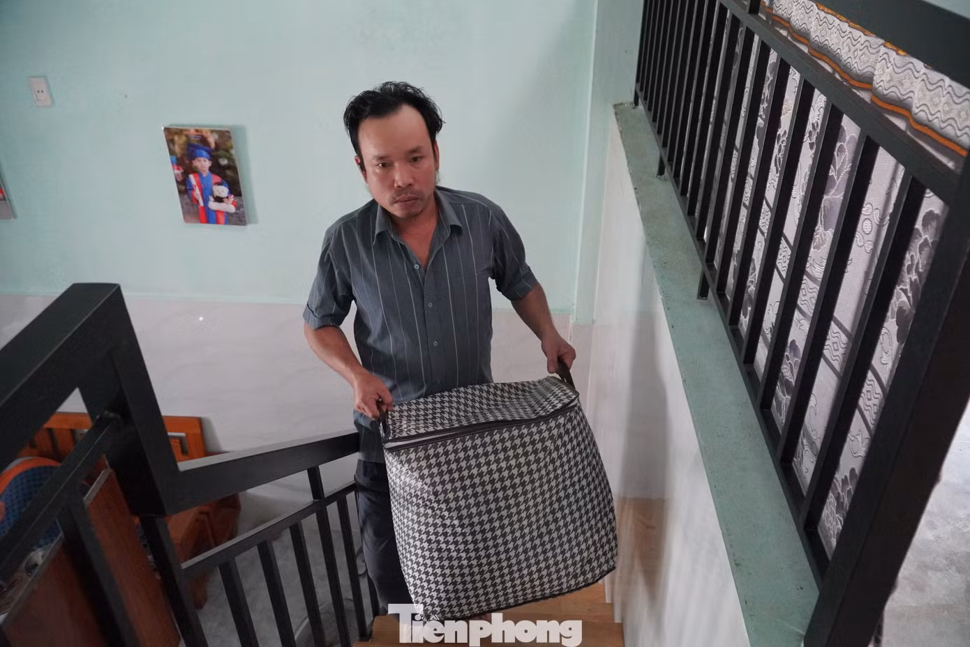 Cách đó không xa, nhà anh Võ Anh Tuấn (tổ 36, phường Hòa Khánh Nam) cũng đã thu dọn hết quần áo, những bộ ít mặc cho vào túi chuyển lên gác lửng. Hai năm trước, con gái anh lúc đó 16 tuổi đã mất khi nước lũ đổ về trong đêm. Nay mỗi mùa mưa bão, nỗi sợ và nỗi mất mát lại ám ảnh cả gia đình.