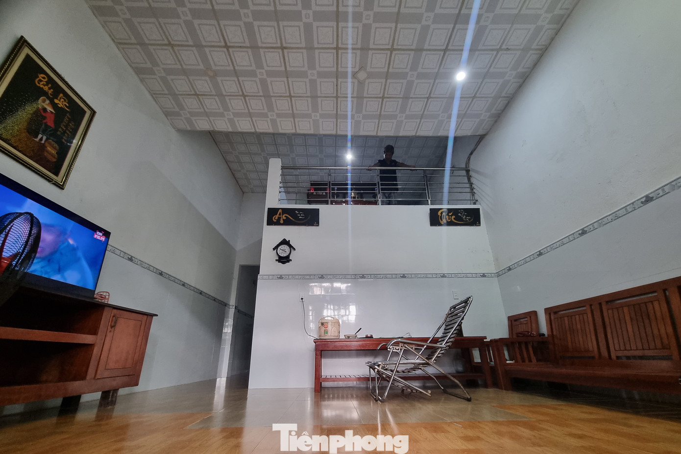 Nhà nào cũng cố làm cho được căn gác, dù kiên cố hay tạm bợ.