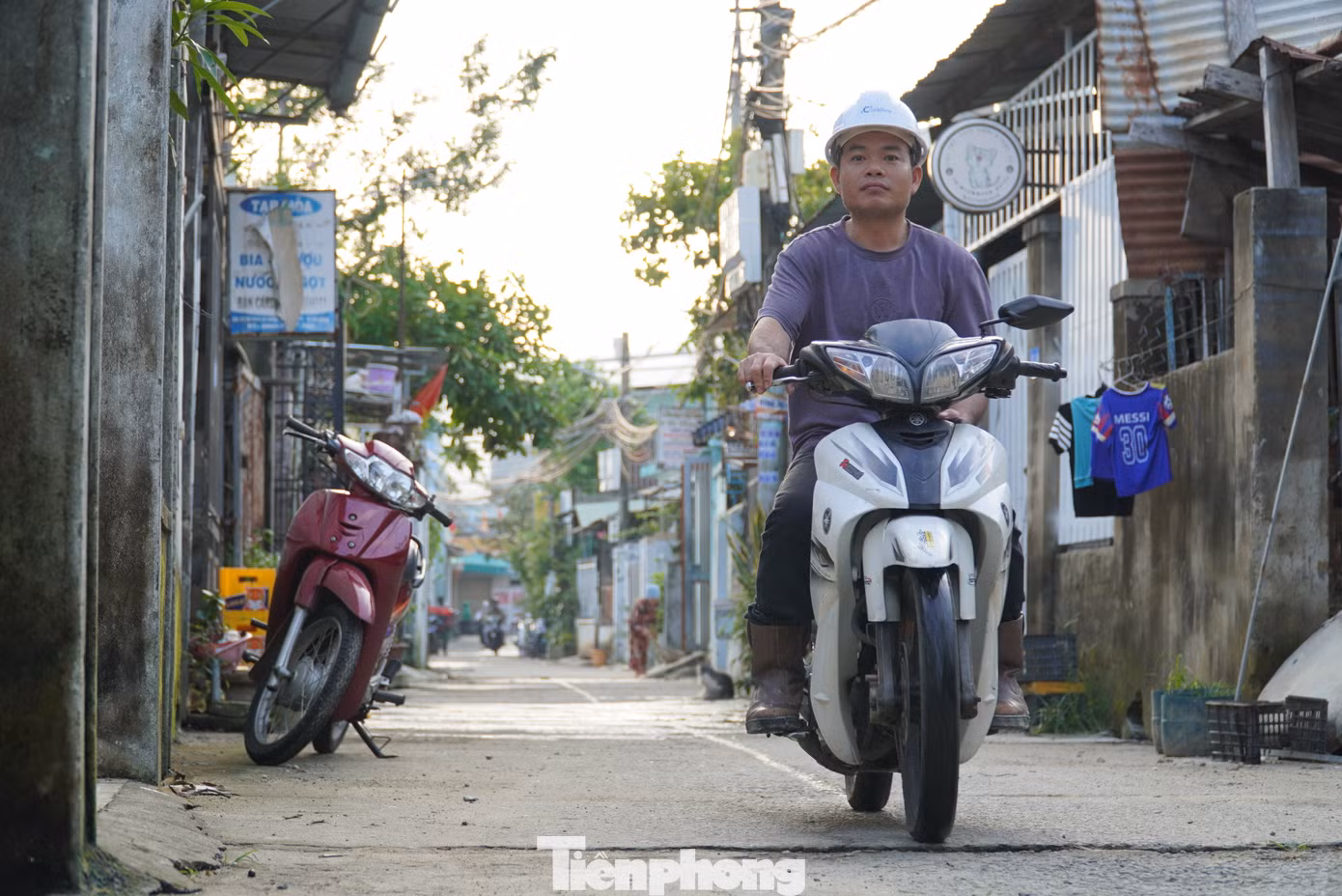 Những kiệt hẻm đường Mẹ Suốt thường ngập rất nhanh. Người dân cho hay chỉ cần mưa to một ngày là có thể ngập. Đây cũng là địa điểm mà các đoàn cứu hộ luôn quan tâm và có mặt sớm trong các trận lũ để đưa người dân đến nơi an toàn.