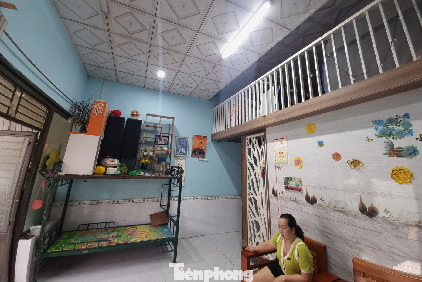 Nhà chị Thương đi góc nào cũng thấy giường tầng chất đầy đồ đạc. "Mỗi trận ngập là một lần đồ đạc mất mát, hư hại rất nhiều. Thế nên phải chuẩn bị từ sớm, hơn nữa lần này nếu đúng như dự báo mưa lũ đỉnh điểm thì vùng trũng này làm sao tránh khỏi. Tôi sẽ kê giường tầng như thế cho đến hết tháng 11, thậm chí tháng 12, đến hết mùa mưa bão mới tháo ra”, chị nói và cho biết thêm đã chuẩn bị luôn đèn pin, nến…sẵn sàng đương đầu với mưa lũ.