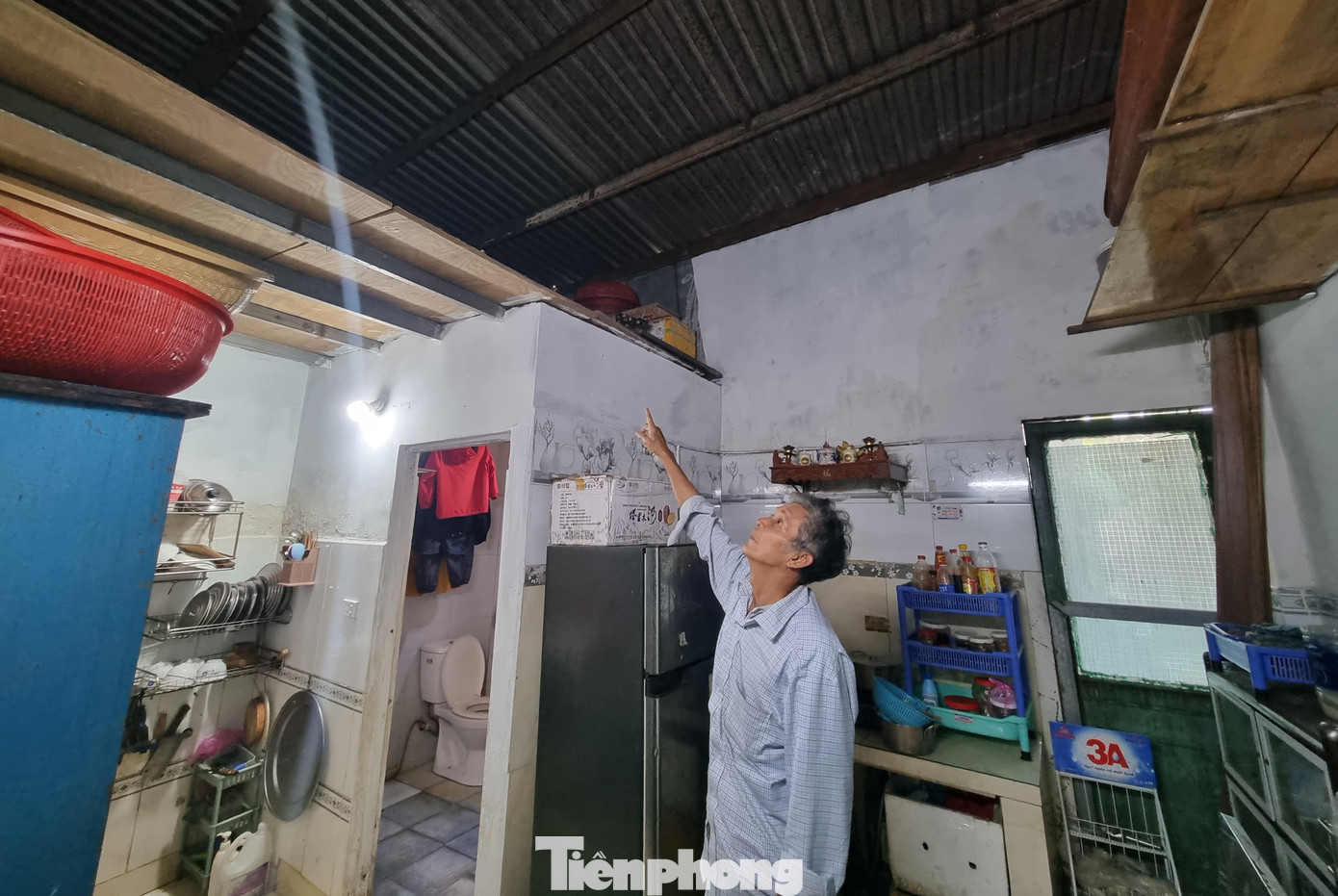 Nhà nào cũng cố làm cho được căn gác, dù kiên cố hay tạm bợ.